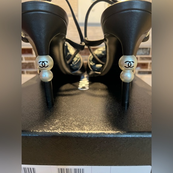 SOLD SOLD SOLD Chanel Lambskin Black Sandals 20B Size 37 - Picture 3 of 9